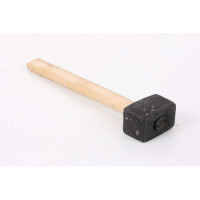 Кувалда литая с дер. руч., 2кг // РОССИЯ